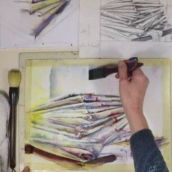 Une pile de revues à l'aquarelle