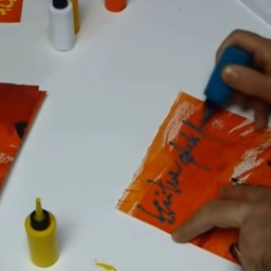 Quels outils utiliser pour écrire ou dessiner à l'acrylique sur une toile ?