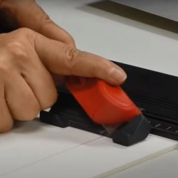 Comment ouvrir un carton à biseau avec la règle à biseau ?