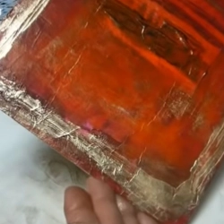 Comment déposer des pigments dorés sur une toile ?