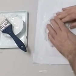 Comment réaliser un fond texturé avec du papier de soie froissé ?