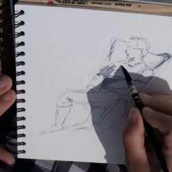 Un croquis monochrome au feutre aquarellé