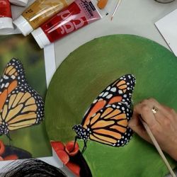 Un Papillon à l'Acrylique sur Châssis rond