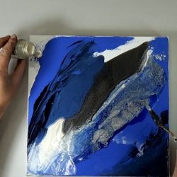 Un tableau bleu aux peintures réactives