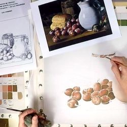 Nature morte en peinture sur soie : prunes, figues, pain et récipients en Serti gutta
