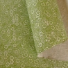 Fleurs écru sur fond vert