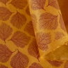Feuilles marron sur fond ocre
