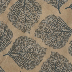 Feuilles bleues sur fond couleur kraft