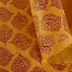 Feuilles bleues sur fond jaune curry