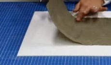 Comment coller un papier sur un support rigide ?